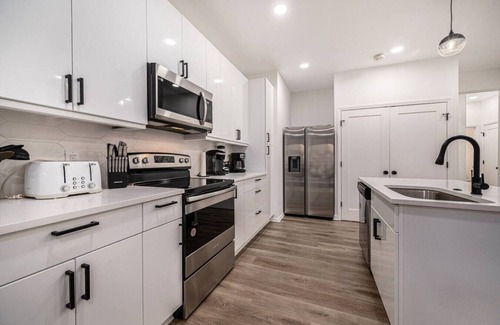 Kansas City House | Midtown New-Build 3bed 2.5bath By Plaza & Downtown