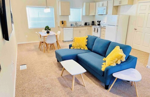 Old Southwest House | Midtown Townhouse 3TVs Fast WiFi 2 Baths Sleeps 6