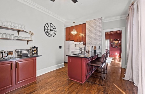 North Hyde Park Apartment | Midtown Victorian Upper- Historic 3BR in Hyde Park