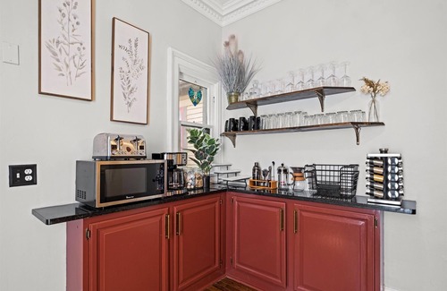 North Hyde Park Apartment | Midtown Victorian Upper- Historic 3BR in Hyde Park
