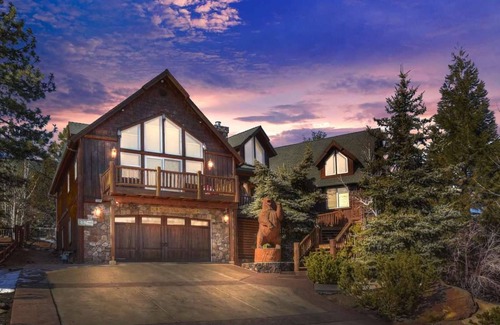 Castle Glen Estates House | Mighty Bear Manor by AvantStay Elevated Cabin w/ Pine Tree Views, Hot Tub & Pool Table