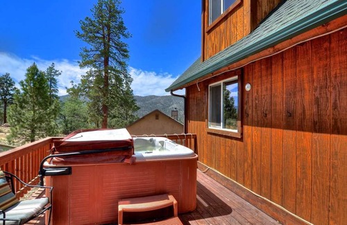 Castle Glen Estates House | Mighty Bear Manor by AvantStay Elevated Cabin w/ Pine Tree Views, Hot Tub & Pool Table