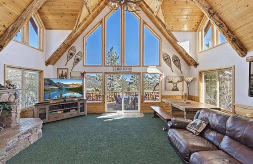 Castle Glen Estates House | Mighty Bear Manor by AvantStay Elevated Cabin w/ Pine Tree Views, Hot Tub & Pool Table