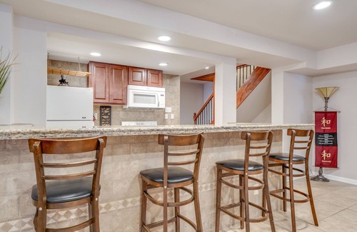 Southwest Raleigh House | Mighty Mansion w/3,300 SF - 9 mins to Downtown + NCSU. 8 Beds Great for Groups!