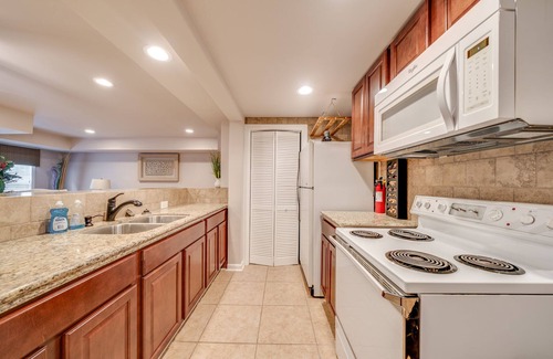 Southwest Raleigh House | Mighty Mansion w/3,300 SF - 9 mins to Downtown + NCSU. 8 Beds Great for Groups!