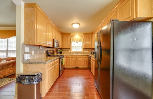 Southwest Raleigh House | Mighty Mansion w/3,300 SF - 9 mins to Downtown + NCSU. 8 Beds Great for Groups!