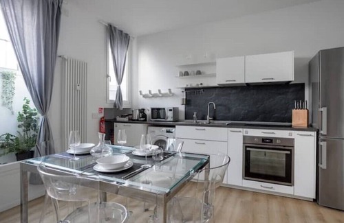 Fiera Apartment | [MILAN FIERA-CITY LIFE] Three Towers House - Free Wi-fi - Netflix -