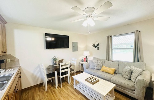 Pine Grove Cabin | Milk Hand House. Peaceful 1 bedroom cabin