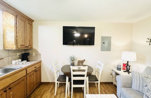 Pine Grove Cabin | Milk Hand House. Peaceful 1 bedroom cabin