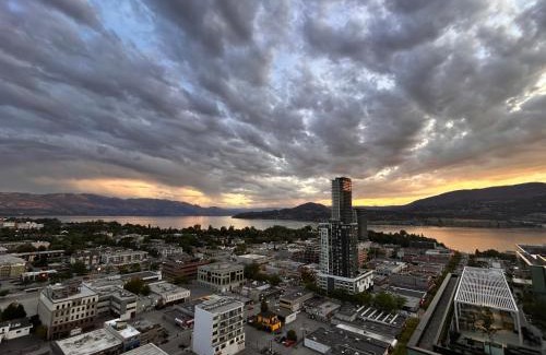 Downtown Kelowna House | Million-Dollar View 1 bed 1 private bath with access to 34th floor Rooftop and infinite pool in Downtown Kelowna