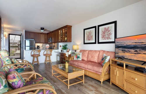 Kailua-Kona Condo | Million Dollar View from your large private lanai. Month of August discounted.