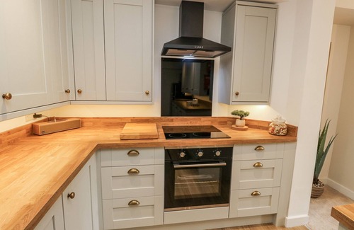 Kildwick Cottage | MILLSIDE VIEW, pet friendly, with a garden in Kildwick