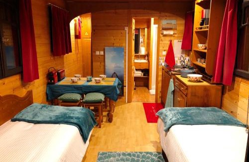 Milly-la-Foret House | Millygite roulotte - 4 seasons Chalet-on-wheels