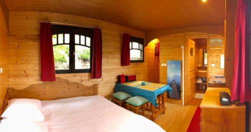 Milly-la-Foret House | Millygite roulotte - 4 seasons Chalet-on-wheels