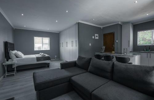 Parow North Apartment | Milo's Sky Grey Guest House - No Load shedding