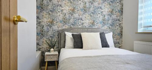 Milton Keynes Apartment | Milton Keynes 3BR Stylish Home, Sleeps 4, Families, Parking
