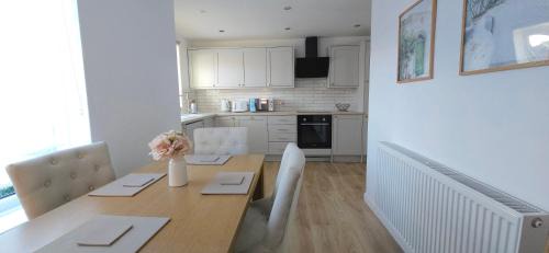 Milton Keynes Apartment | Milton Keynes 3BR Stylish Home, Sleeps 4, Families, Parking