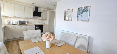 Milton Keynes Apartment | Milton Keynes 3BR Stylish Home, Sleeps 4, Families, Parking