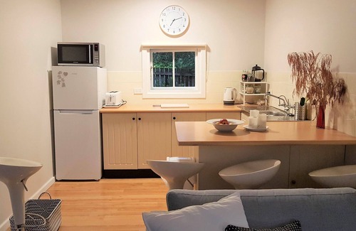 Katoomba House | Mimosa: a restful retreat, walk to waterfalls