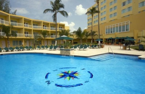 Isla Verde House | Min to The Beach! Near Contemporary Art Museum, Pool, Jet Skiing
