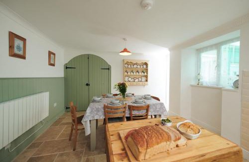 Laugharne House | Min Yr Afon- Central cosy Cottage, walk to restaurants and Castle