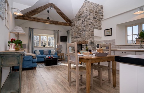 Tal-y-Cafn Cottage | Minafon - occupies an elevated position on the edge of the Bodnant Estate