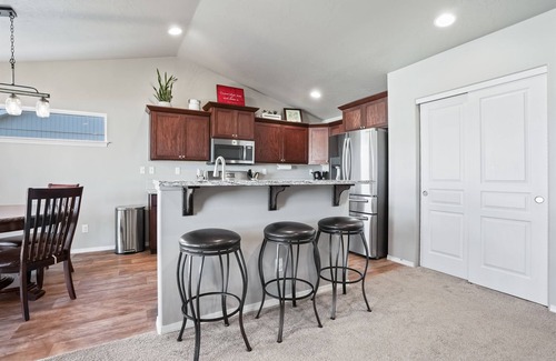 Caldwell House | Mindful Manor, Sleeps 8, BBQ, Covered Patio, K,Q,T