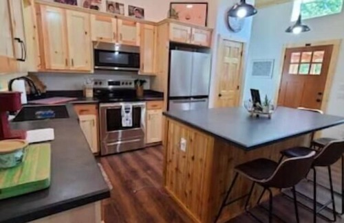 Mineola House | Mineola "Mane" Stay Cabin Near Downtown & Adjacent to Mineola Nature Preserve