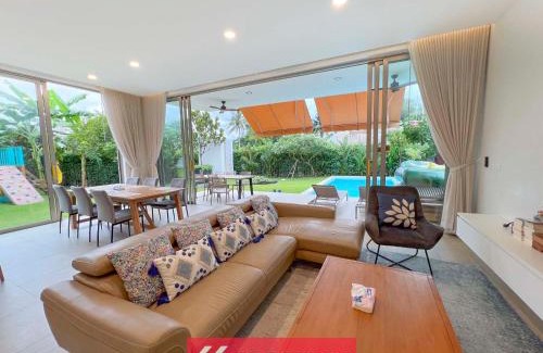 Su Thep Villa | Minimal Luxury Villa HUGE Garden - 10 min to Nimman and Old City