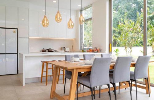 Su Thep Villa | Minimal Luxury Villa HUGE Garden - 10 min to Nimman and Old City
