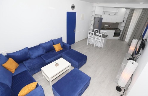 Vera Apartment | Minimalist Blue Belinski 8