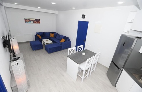 Vera Apartment | Minimalist Blue Belinski 8