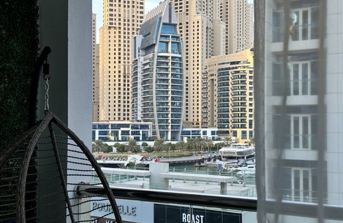 Dubai Marina Apartment | Minimalist Studio W/Amazings Marina Canal Views