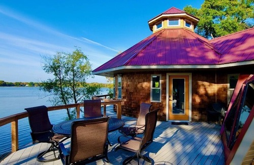 Center City House | MINNESTAY * Square Bed ~ Round House | Private Beach, Lakefront, Unique Stay
