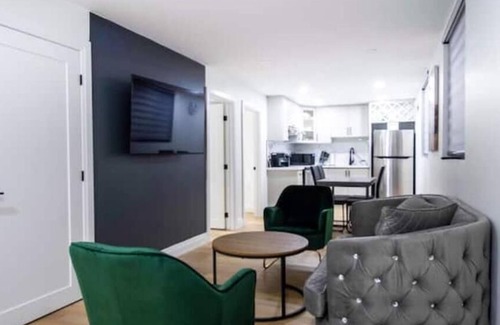 London House | Mins to DT & Highway | Parking | Wi-Fi | Cozy Beds