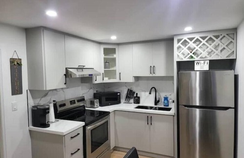 London House | Mins to DT & Highway | Parking | Wi-Fi | Cozy Beds