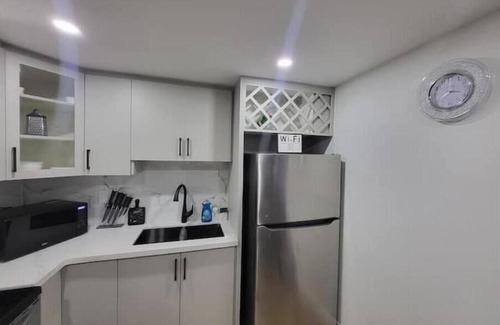 London House | Mins to DT & Highway | Parking | Wi-Fi | Cozy Beds