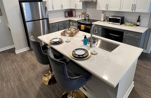 Paw Creek Apartment | Mins to theme park and Top Golf! Shopping & food. Family-sized condo w/workspace