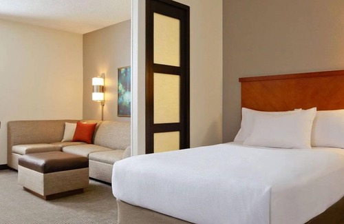 Austin Hotel | Minutes Away from Barton Springs! Pets Allowed, Outdoor Pool, FREE Parking!