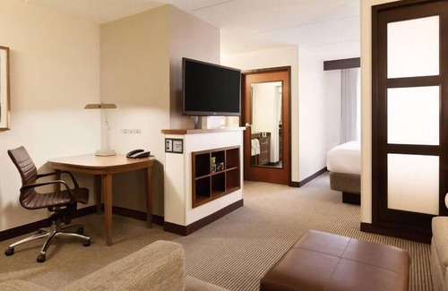 Austin Hotel | Minutes Away from Barton Springs! Pets Allowed, Outdoor Pool, FREE Parking!