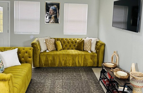 Hollygrove House | Minutes away from French Quarter and Superdome. Sleep 12+