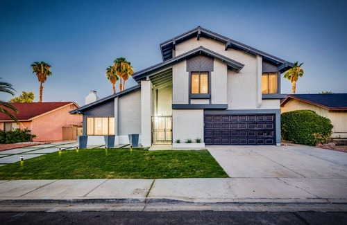 McNeil Estates House | Minutes away from Las Vegas downtown and strip, phenomenal home.