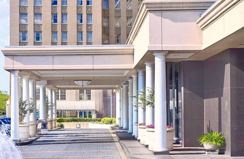 Central West End Apartment | Minutes away from Missouri Botanical Garden! Pets Are Welcome! Parking, Pool!