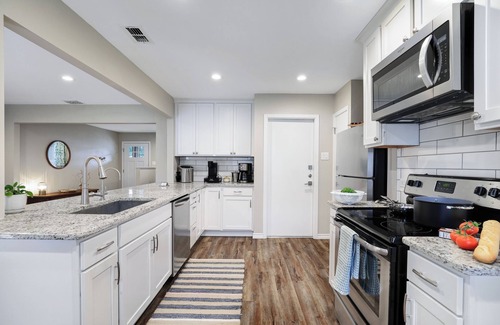 North San Antonio - SAT House | Minutes from 6 Flags/Med Ctr/Airport ~ Big Backyd, Quiet Street, 1 King~2 Queens