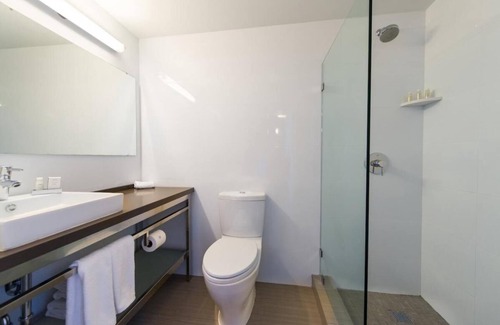 Downtown Miami Hotel | Minutes from Downtown Miami! 2 Modern Units, Bar!