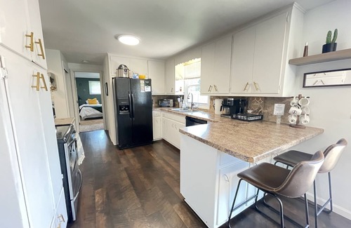 Green Bay House | 🏈 Minutes from Lambeau 5 bdrms Heated Garage Home Theatre Game Room