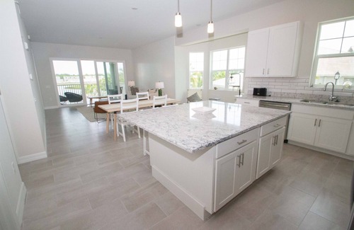 Naples Condo | Minutes from Marco Is; Corner Unit 3BR Condo