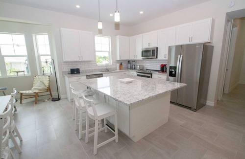 Naples Condo | Minutes from Marco Is; Corner Unit 3BR Condo