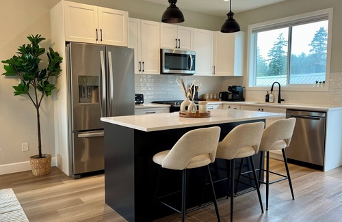 Langford House | Minutes from Victoria w/Fully Equipped Kitchen