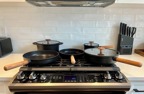Langford House | Minutes from Victoria w/Fully Equipped Kitchen